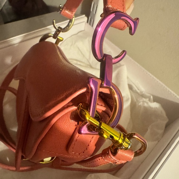 Elegant Pink Leather Handbag - Picture 2 of 3